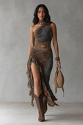 Vestido maxi asimétrico con estampado atrevido y abertura con volantes